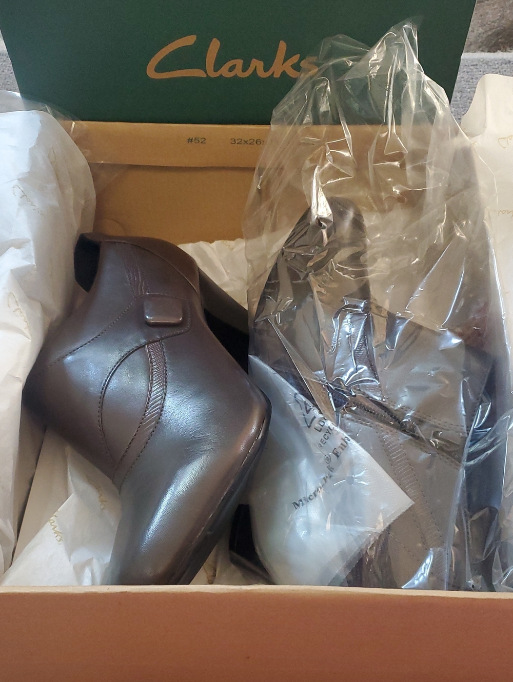 NWT Clarks Dark Leather Slip-On zip Ankle Booties 10 Wide 2 1/2" heel